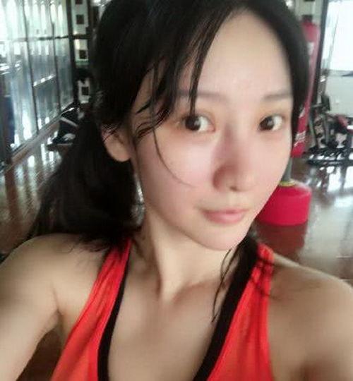 吃瓜女网红大汗淋漓,揭秘网红幕后辛酸